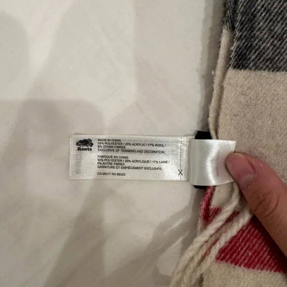 Roots of Canada Large Winter Scarf Wrap - Picture 4 of 4